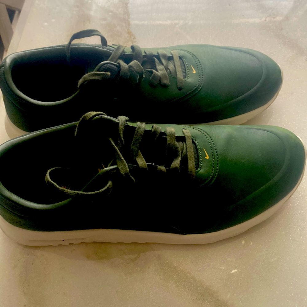 Tennis shoes